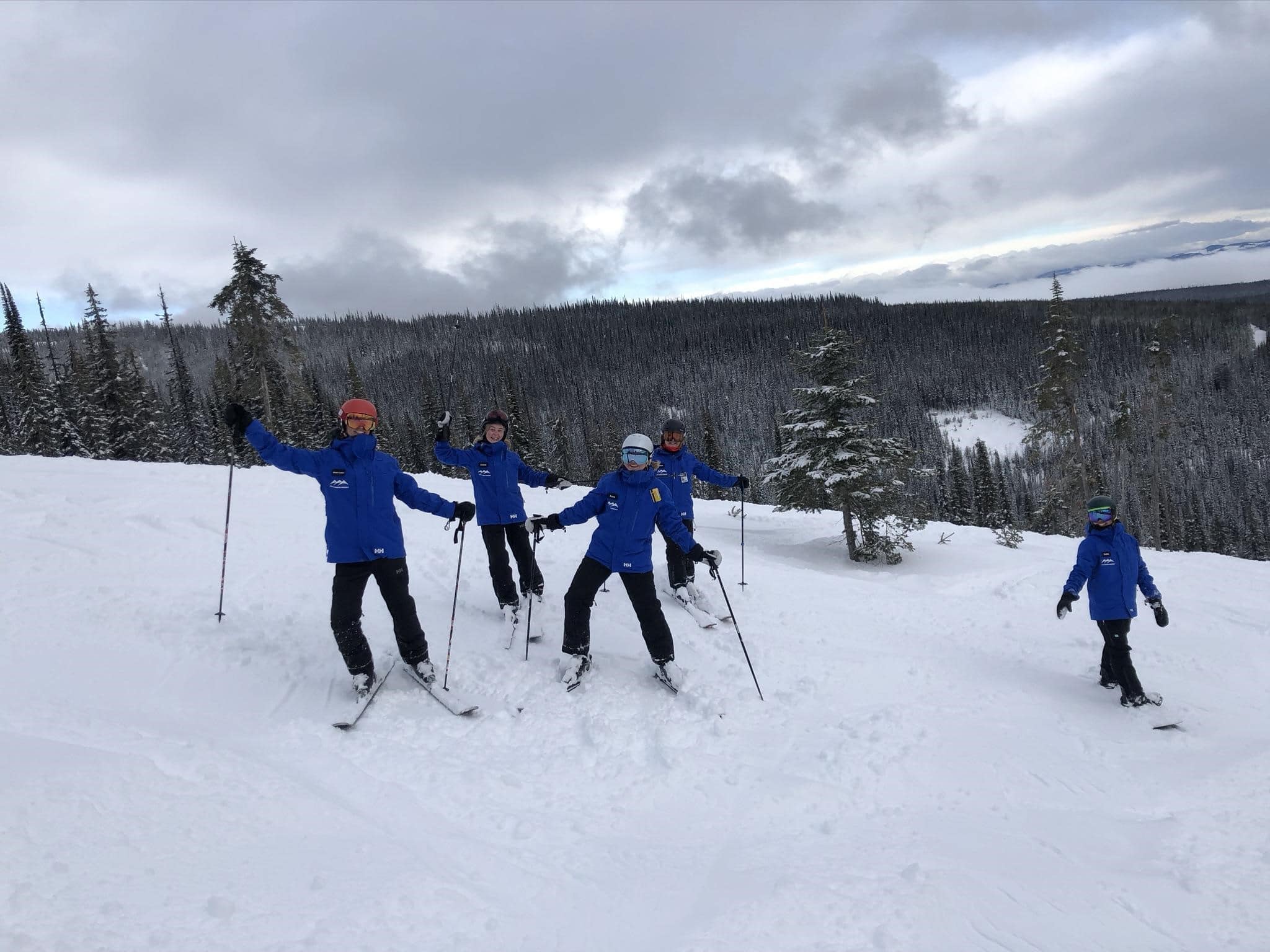 Happy Group Instructor Girl Cloudy Trees Ski i Sun peaks